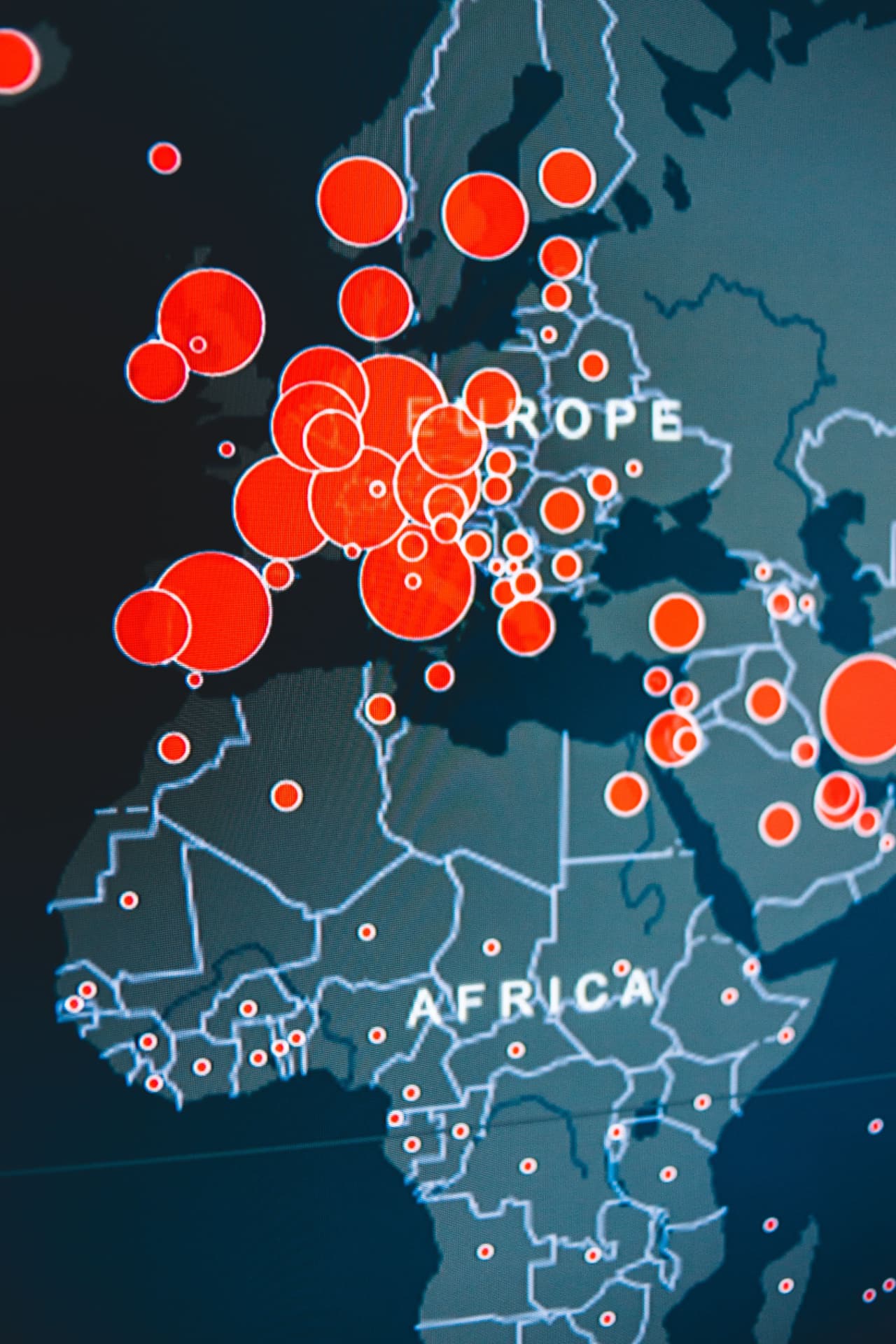 Världskarta med lysande markörer över Europa och Afrika